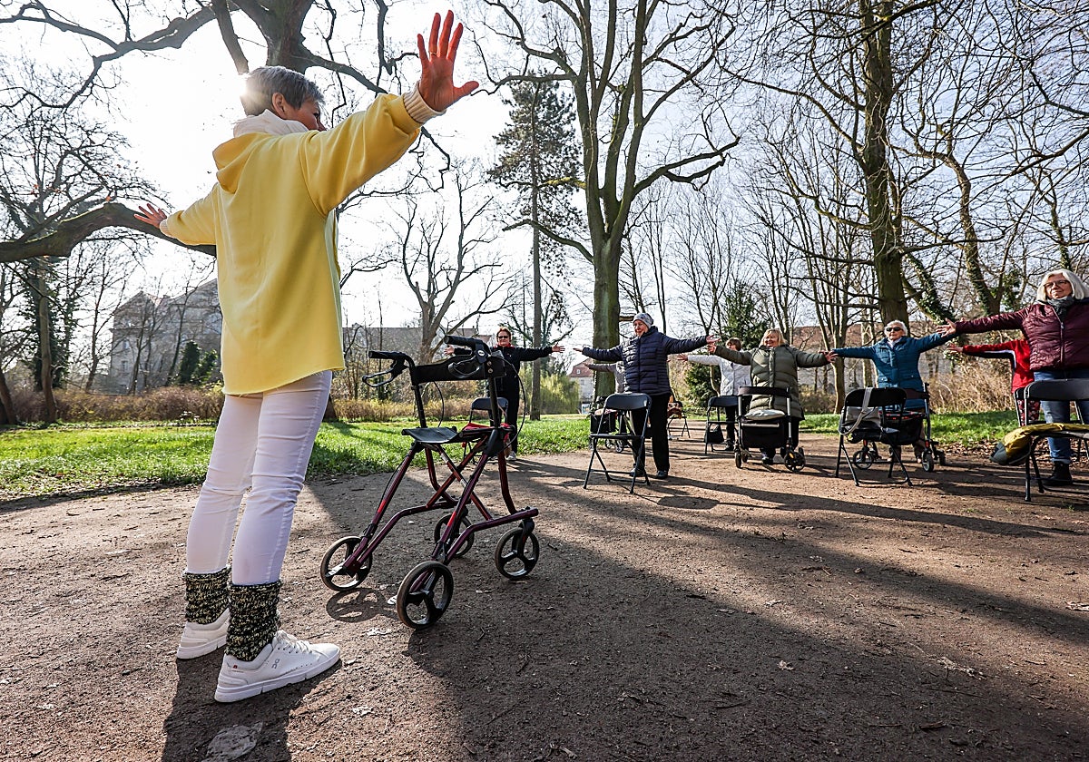 ancianos practican yoga en un parque de Köthen (en el estado de Sajonia-Anhalt)