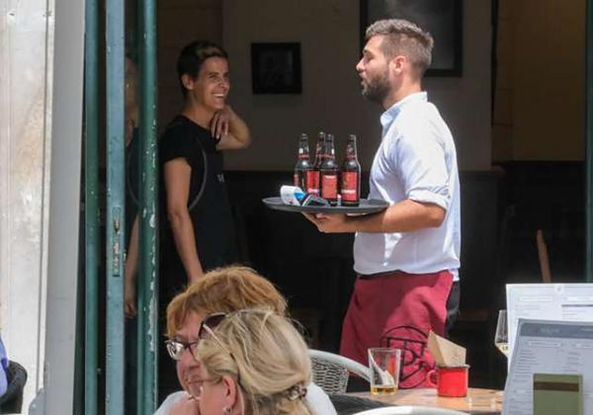 En el sector servicios se han instalado los contratos de corta duración