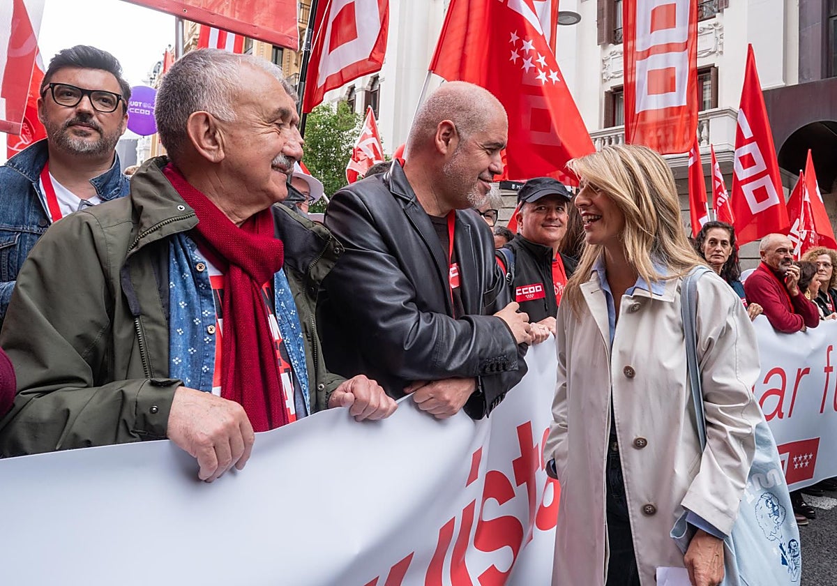 La vicepresidenta Yolanda Díaz junto a los líderes de UGT y CC.OO.