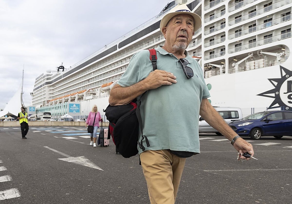 Un crucero llega a la terminal del Puerto de Alicante