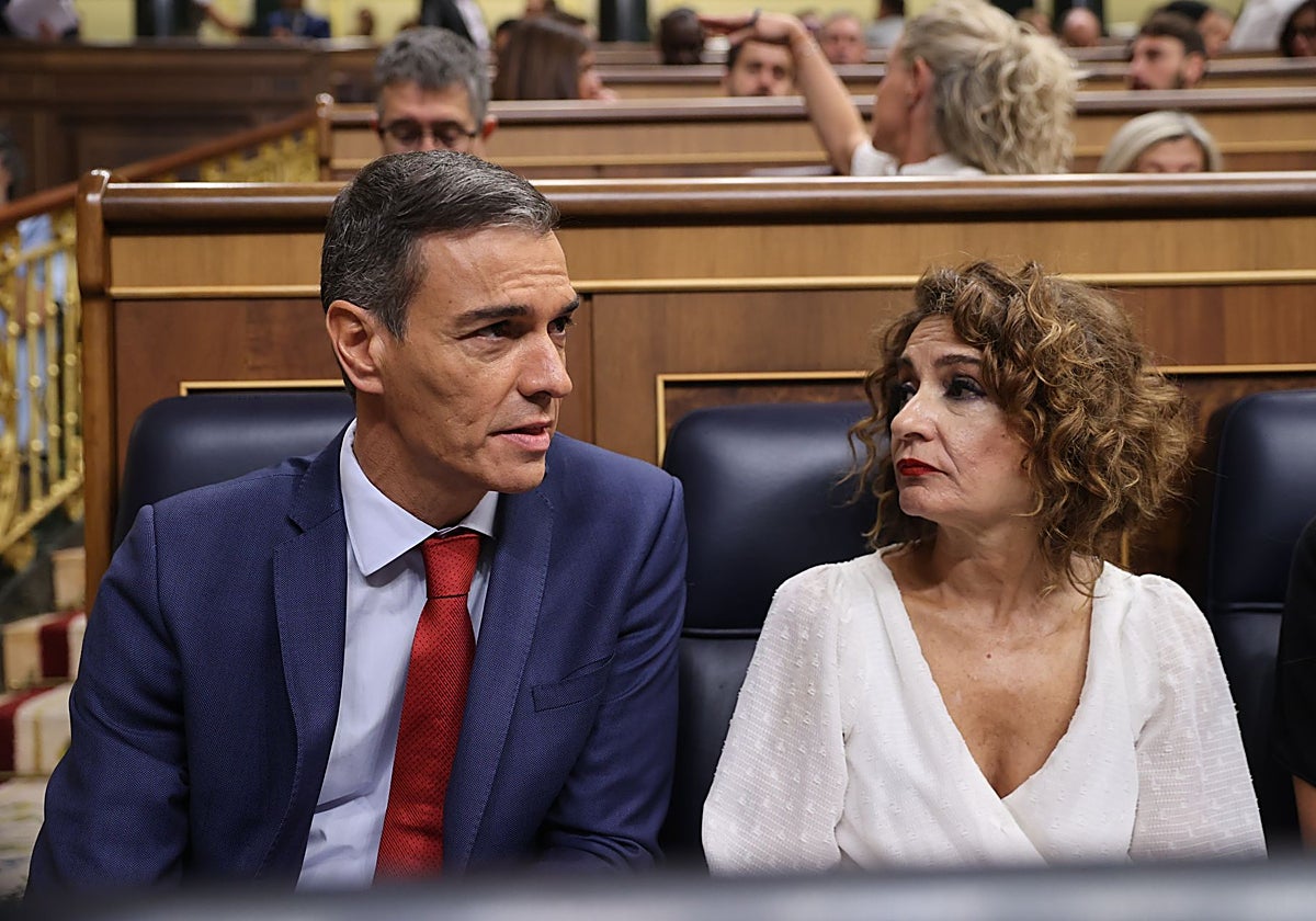 El presidente del Gobierno, Pedro Sánchez, y la vicepresidenta y ministra de Hacienda, María Jesús Montero