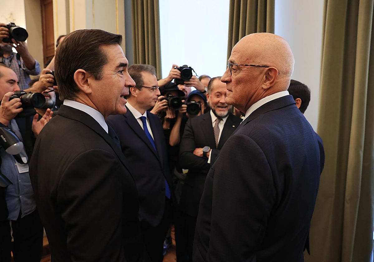 Carlos Torres (i), presidente del BBVA, y Josep Oliu, presidente de Banco Sabadell