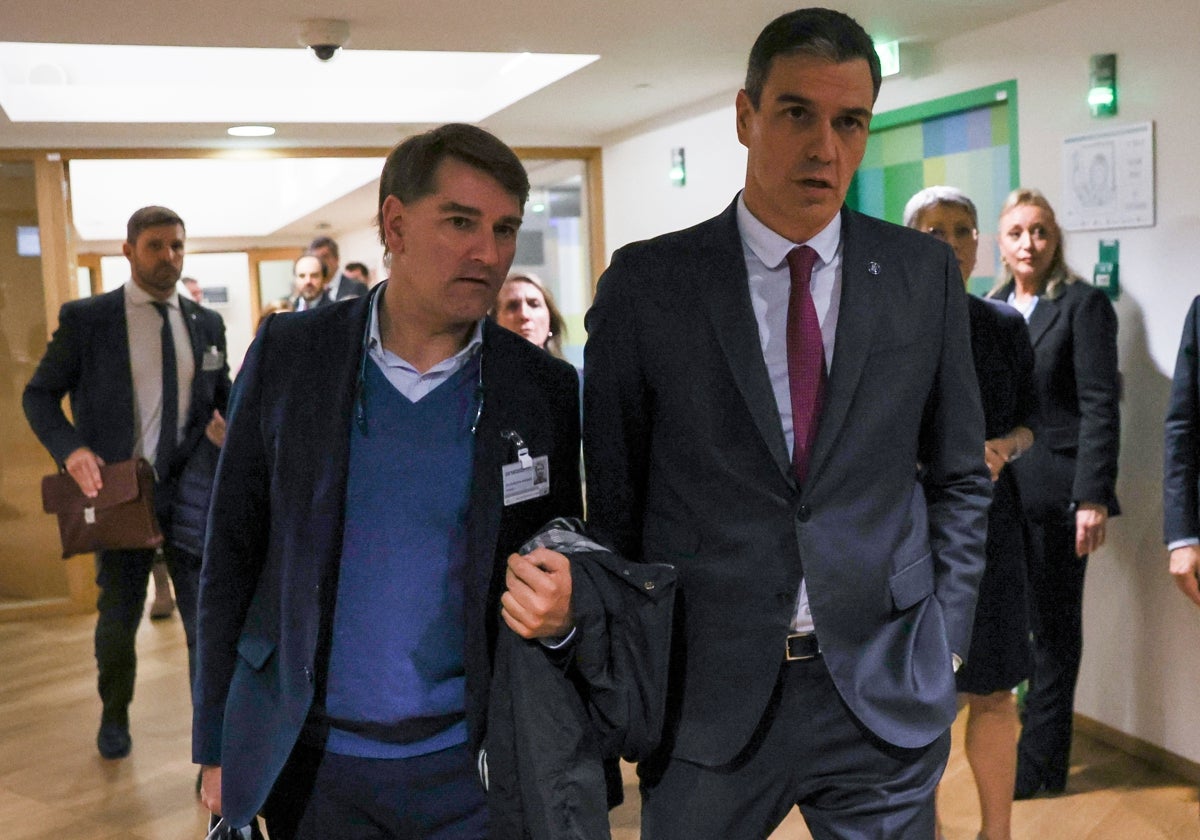El presidente del Gobierno, Pedro Sánchez, junto a su jefe de la oficina económica, Manuel de la Rocha