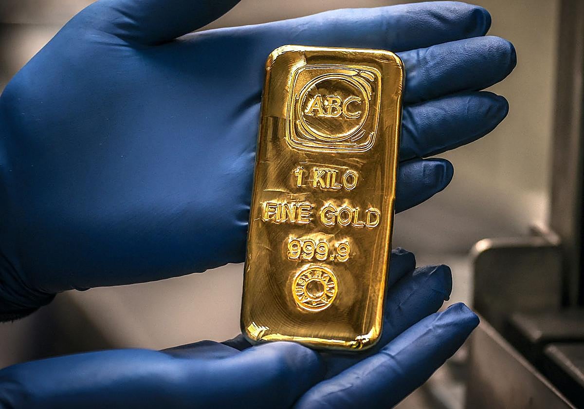 Un lingote de oro, que ha batido su propio récord histórico y se sitúa por encima de los 4.000 dólares la onza