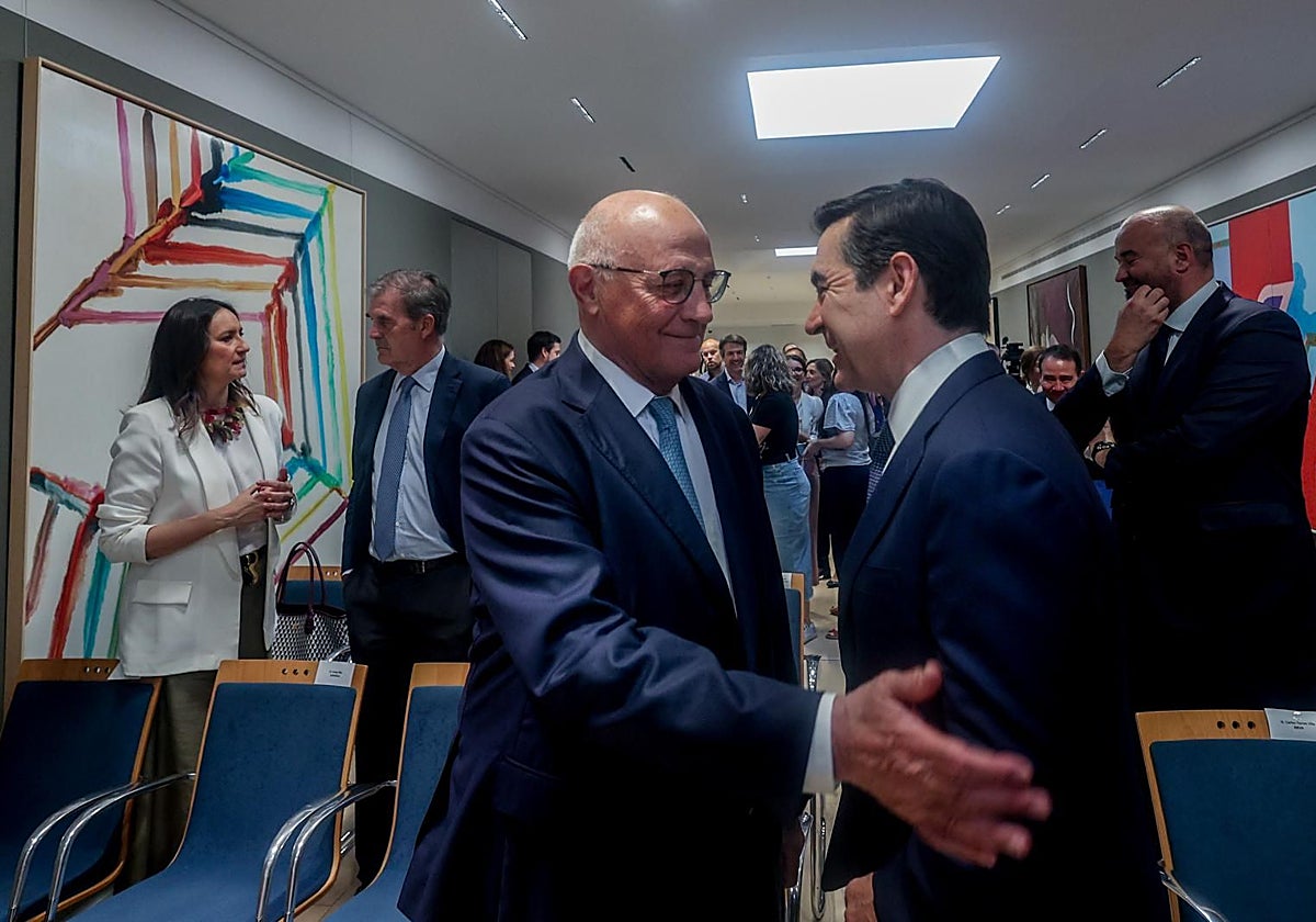 El presidente de Banco Sabadell, Josep Oliu (i), y el presidente de BBVA, Carlos Torres