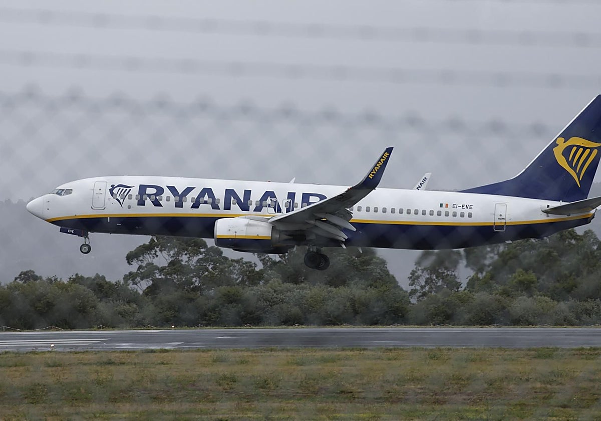 Avión de Ryanair en el aeropuerto de Santiago, donde la aerolínea cerrará base