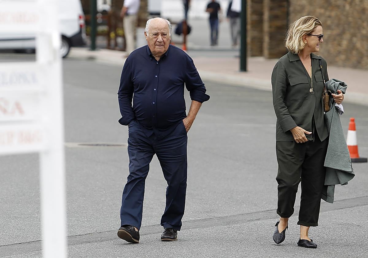 Amancio Ortega, junto a su hija Marta.