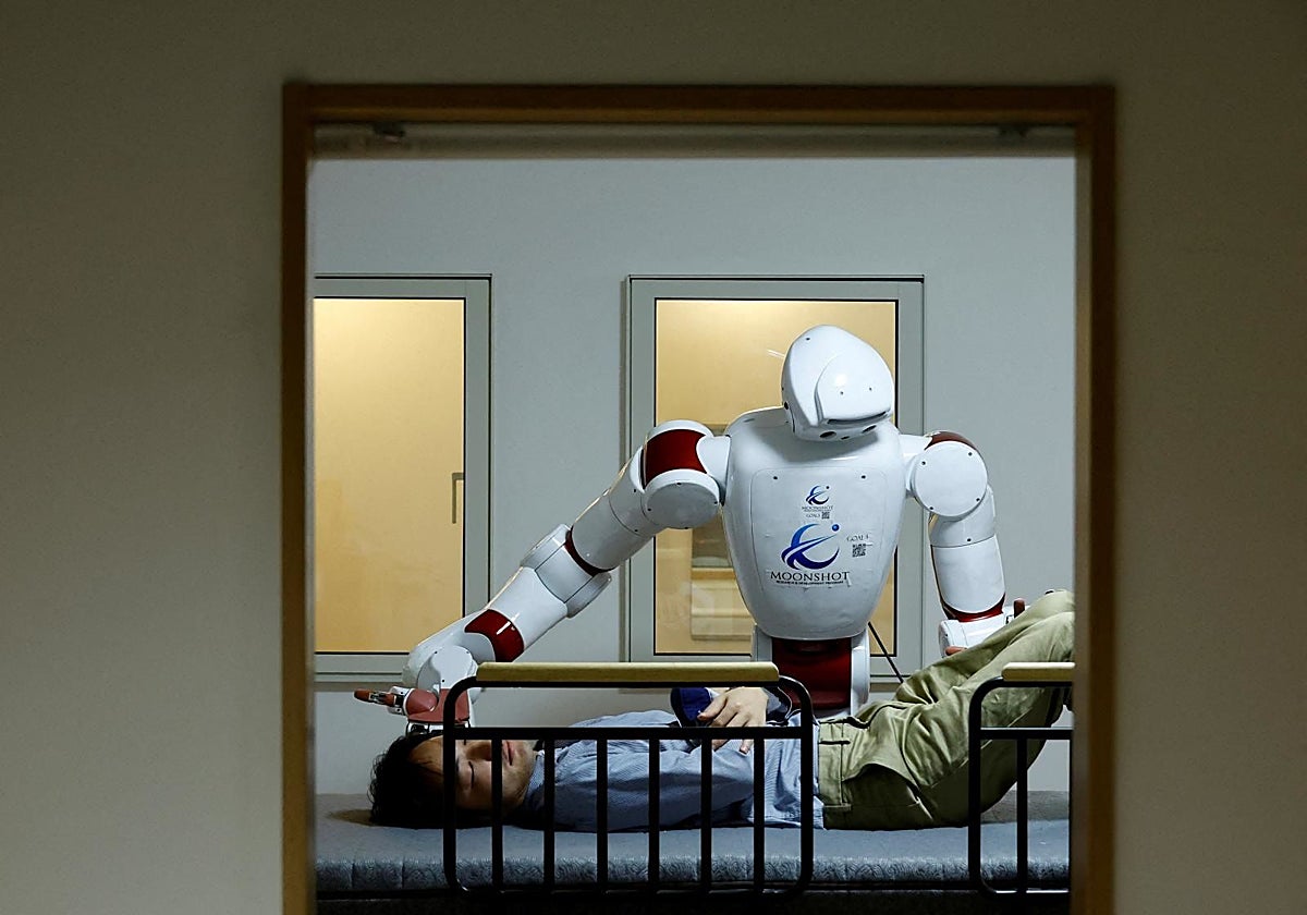 Un robot humanoide muestra sus capacidades en la Universidad Waseda de Tokio