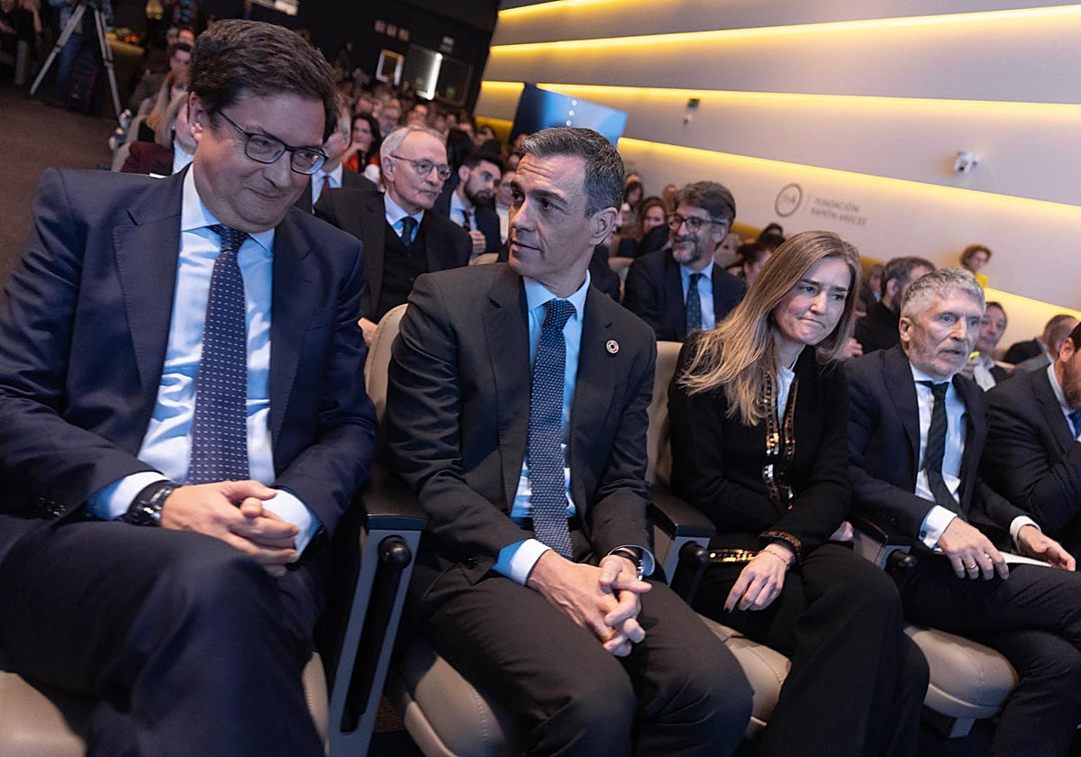 En primer plano, a la izquierda, el ministro para la Transformación Digital, Óscar López, junto al presidente del Gobierno, Pedro Sánchez