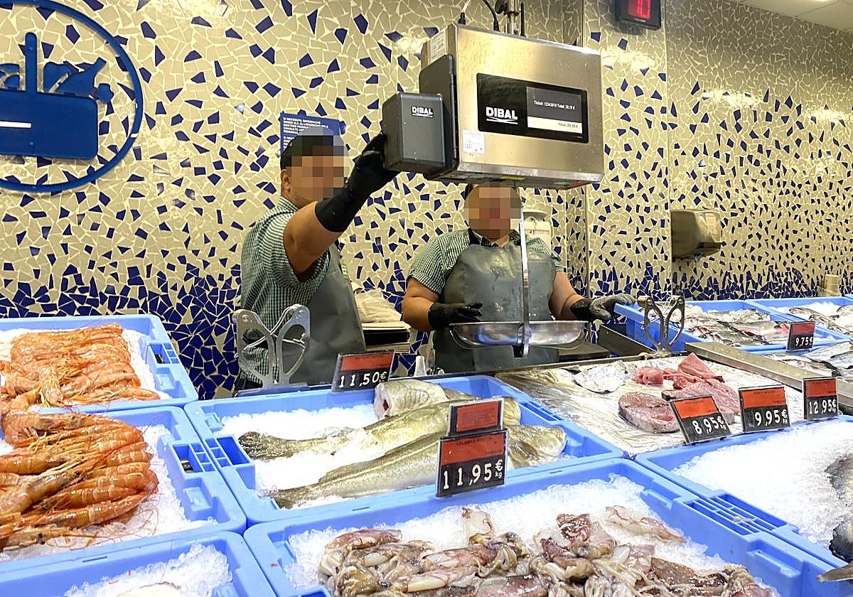 Una pescadería en un supermercado de Alicante. (Archivo)