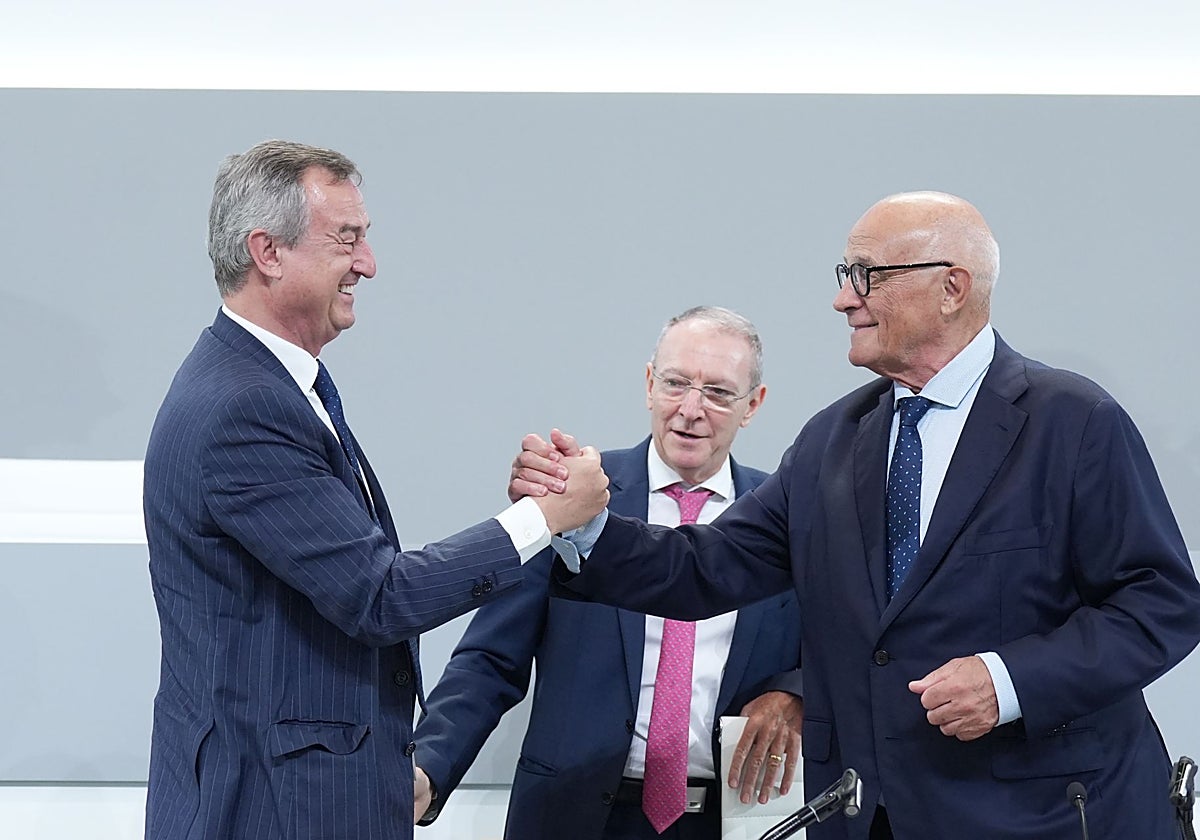 El consejero delegado de Banco Sabadell, César González-Bueno (i), y el presidente del Sabadell, Josep Oliu