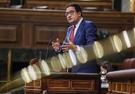 El PP exige a Óscar López que explique por qué hay dinero para altos cargos y asesores pero no para descongelar el sueldo a los funcionarios