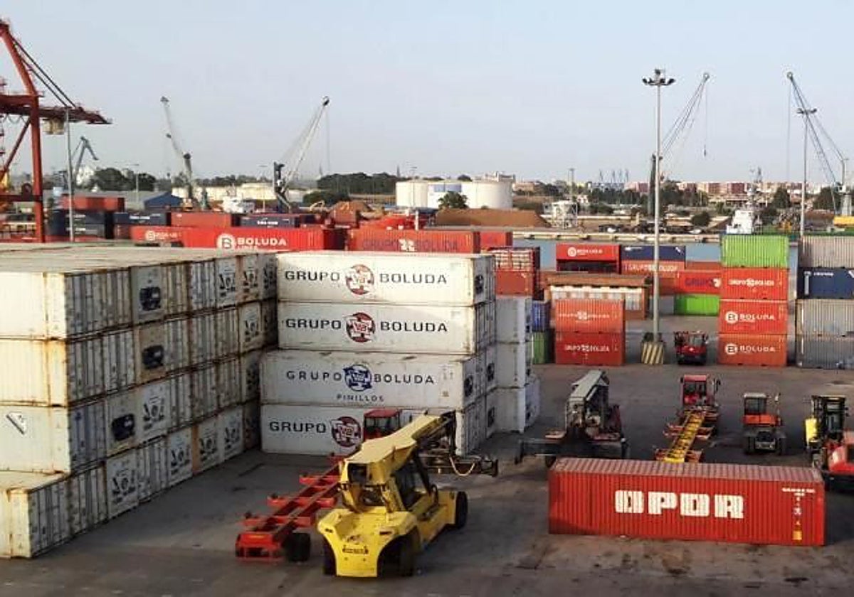 Contenedores en la terminal del Puerto de Sevilla