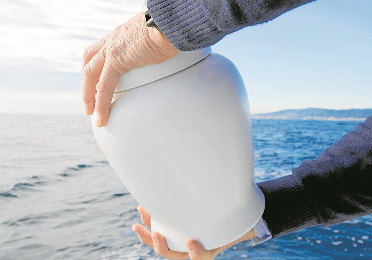 Las urnas que ofrecen Cenizas Mediterráneo destinadas a ser depositadas en el mar están homologadas y son de sal altamente soluble o de barro