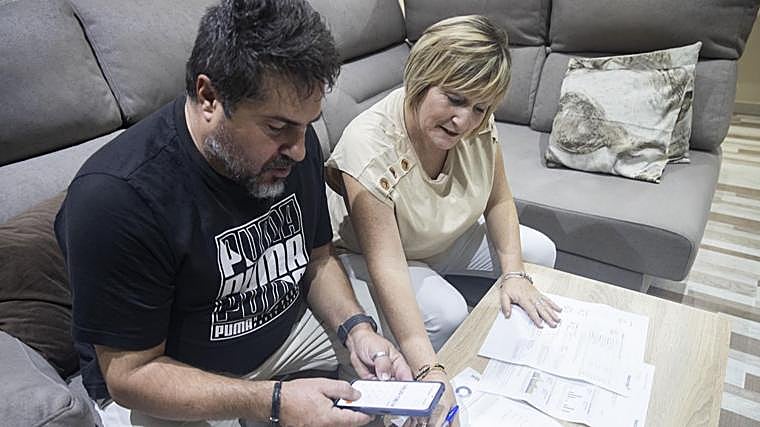 Manuel y Rosa, haciendo cuentas en su casa