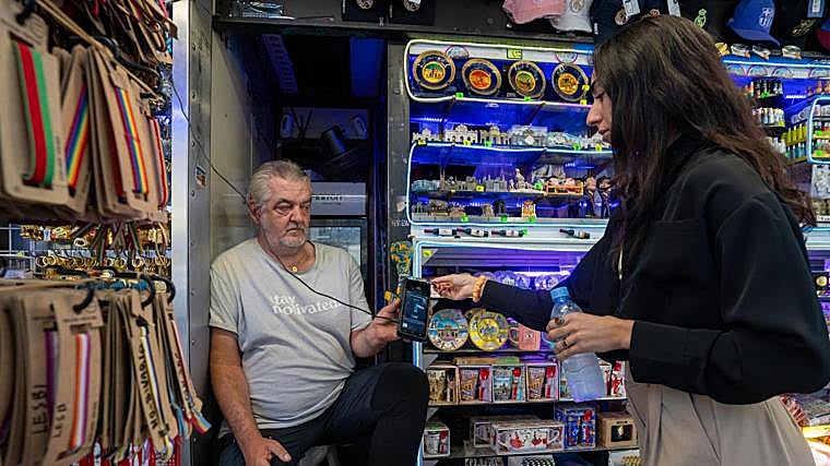 Romana en un kiosko de Madrid