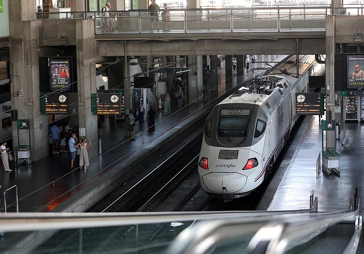 AVE de Renfe en la estación de Córdoba