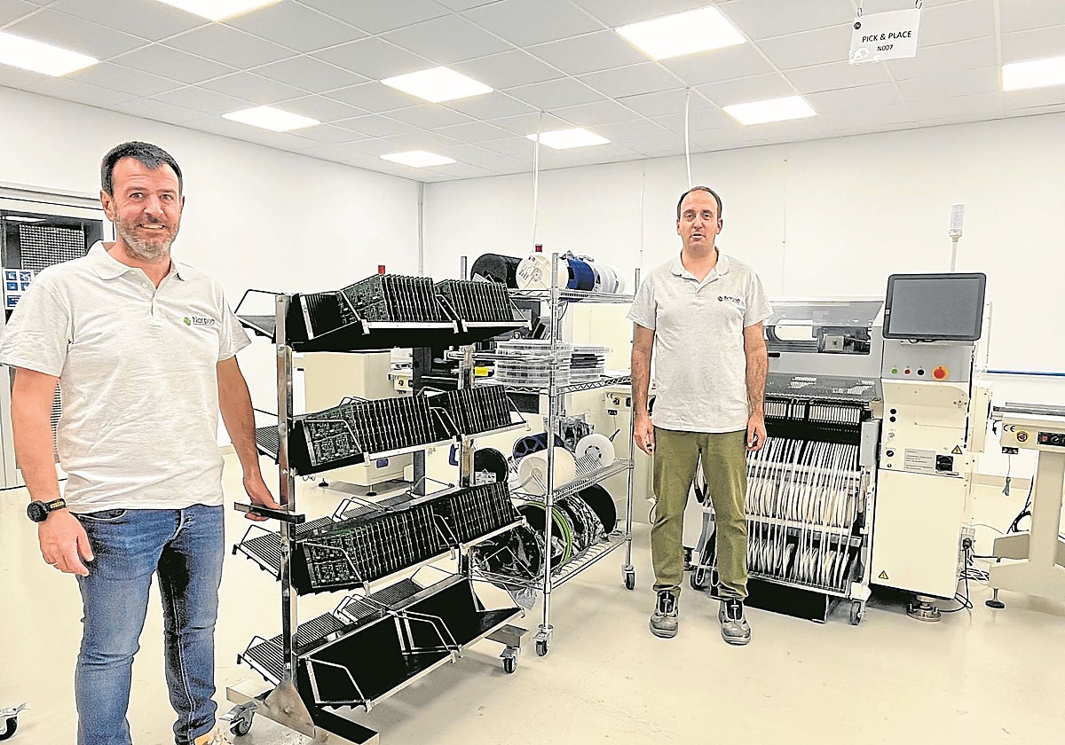 Norpoo desarrolla desde Tudela un dispositivo controlado por IA que es al tiempo un cargador de vehículo eléctrico y un inversor solar