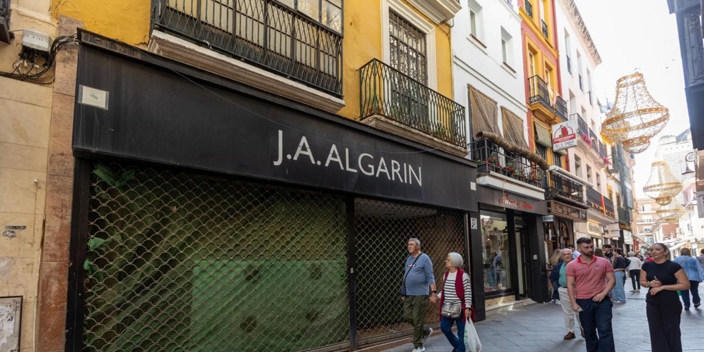 El comercio familiar cerrará otro año negro: caen 36 autónomos al día