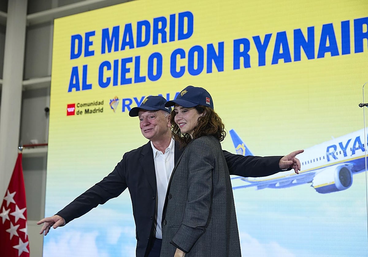 La presidenta de la Comunidad de Madrid, Isabel Díaz Ayuso, y el consejero delegado de Ryanair, Eddie Wilson