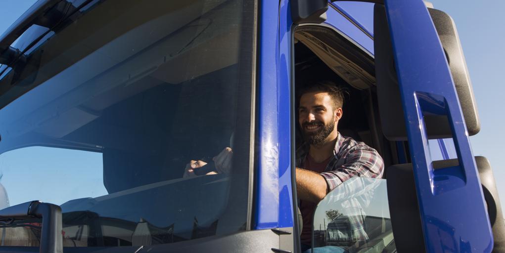 Ayudas de hasta 3.000 euros para sacarse el carnet de conducir de autobús y camión: quién puede solicitarlo y qué condiciones hay