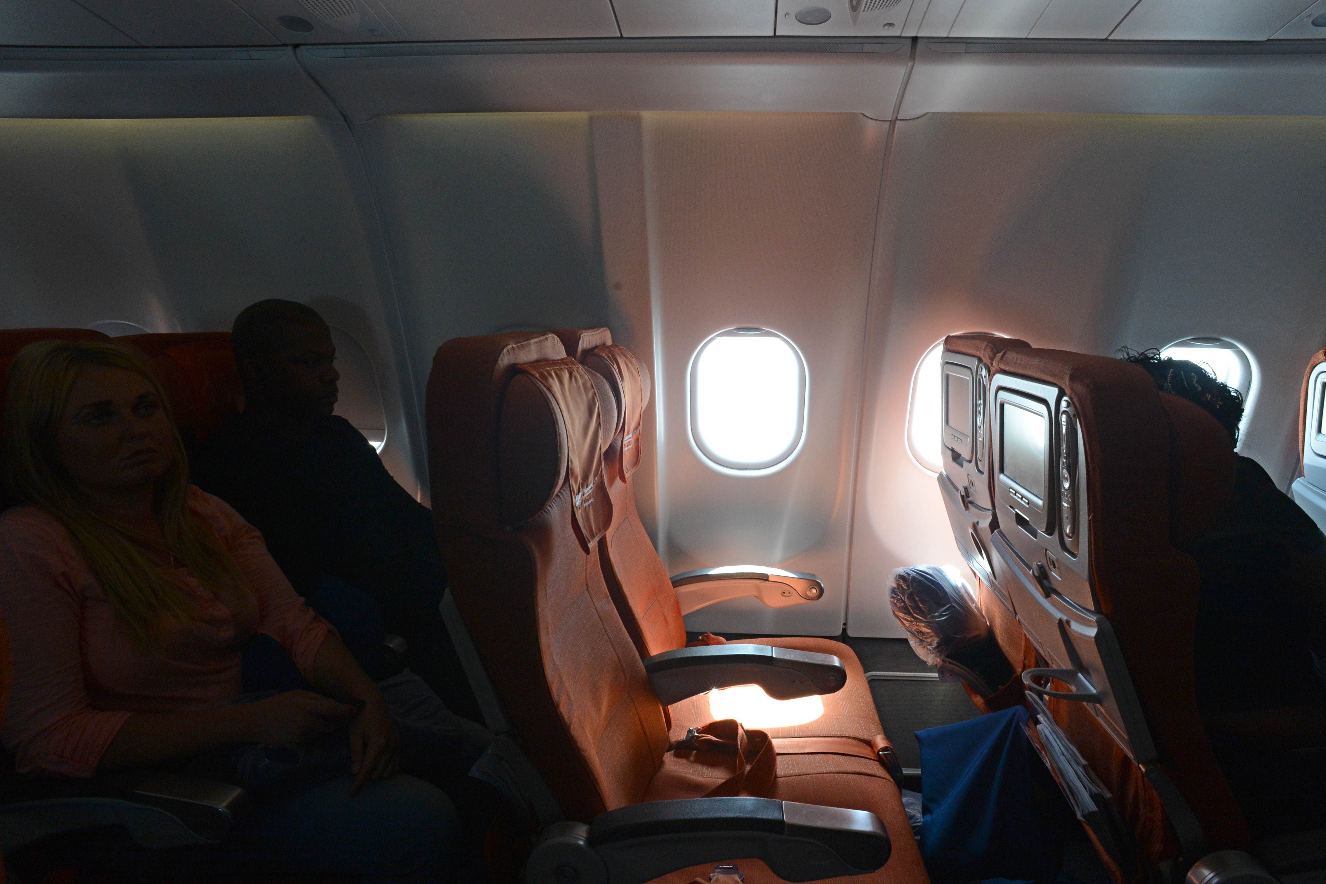 A juicio dos aerolíneas por cobrar un extra por un asiento de ventanilla sin ventanilla