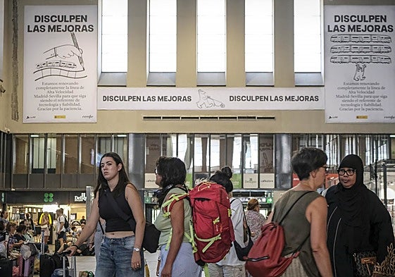 Viajeros en la estación sevillana de Santa Justa, el pasado verano