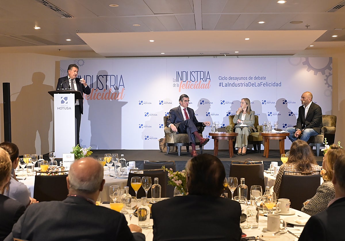Amancio López Seijas, presidente del grupo Hotusa presenta el desayuno en el que intervinieron Juan Abarca y Ana Pastor