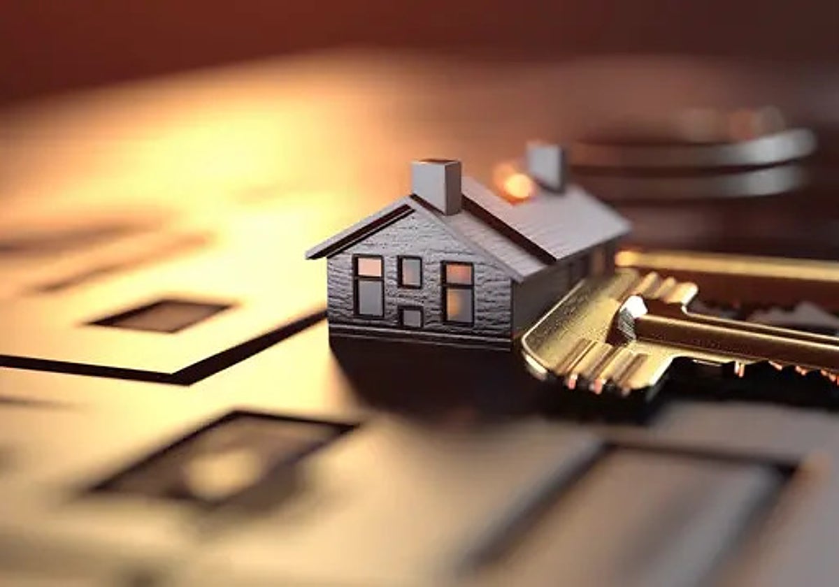 Imagen conceptual de una vivienda junto a una llave