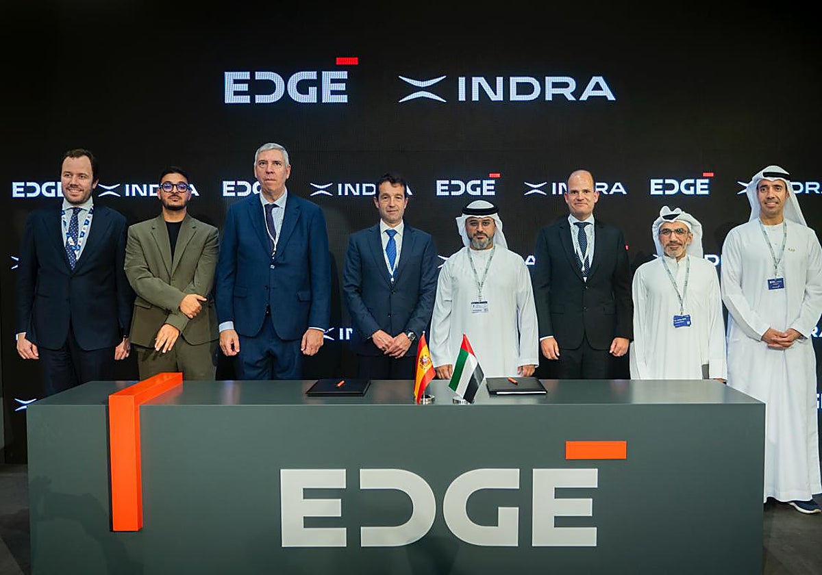 Ángel Escribano, presidente ejecutivo de Indra Group (cuarto por la izq), y José Vicente de los Mozos, CEO de Indra Group (tercero izq.), junto con Hamad Al Marar, director general y CEO de EDGE Group.