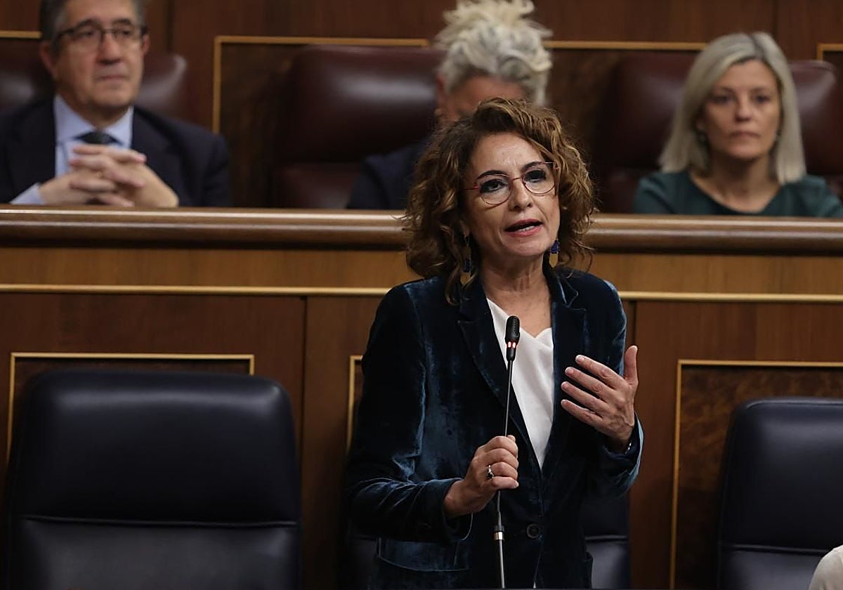 La vicepresidenta y ministra de Hacienda, María Jesús Montero, interviene en el Congreso