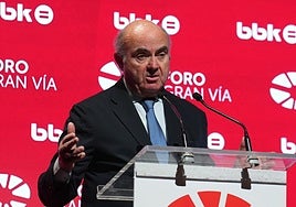 De Guindos considera «adecuados» los tipos del 2% dado que la economía europea va «mejor de lo esperado»