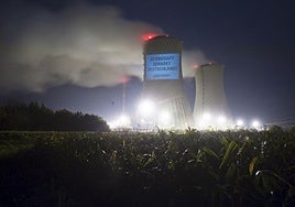 Torre de refrigeración de la antigua planta nuclear de Grafenrheinfeld (Alemania),