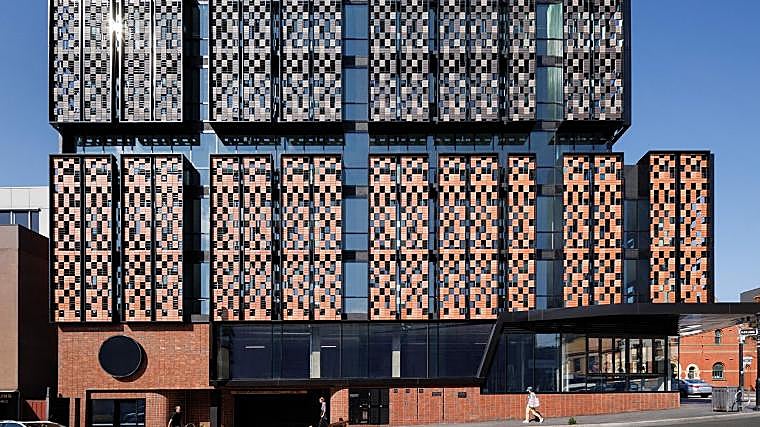 Cortinas de tijolos Flexbrick em um prédio comercial e de escritórios na Austrália. Esta empresa integrou células fotovoltaicas neste material.