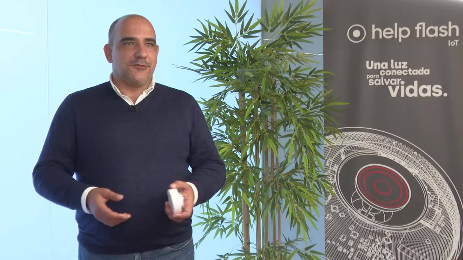 Los creadores gallegos de la baliza V-16: &quot;La idea era ayudar a personas con discapacidad&quot;