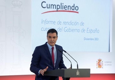 El presidente del Gobierno, Pedro Sánchez, con uno de sus lemas de campañas: «Cumpliendo»