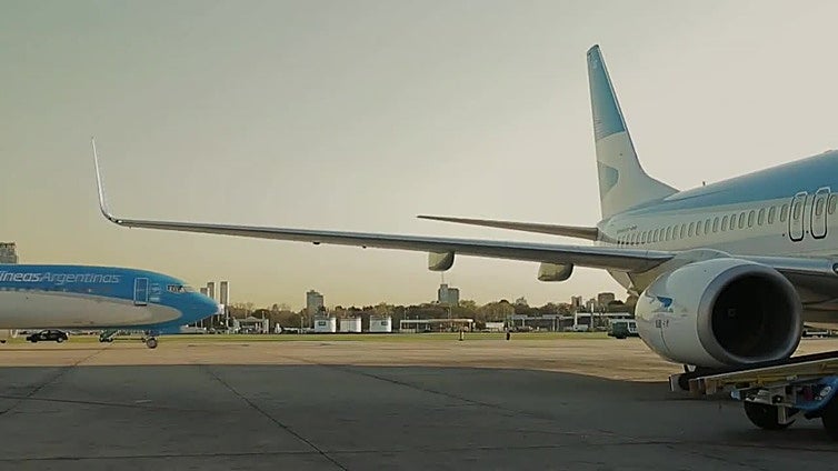 Aerolíneas Argentinas cumple 75 años entre por hitos, crisis y un renovado intento de privatización