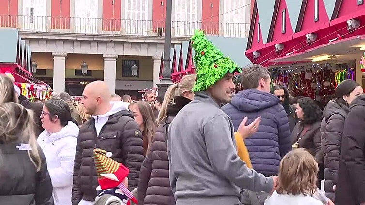 Turistas destacan luces, mercadillos y ambiente de la Navidad madrileña