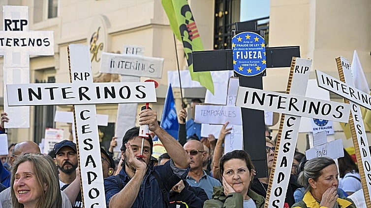 Los interinos protestan ante el Congreso: hay trabajadores que llevan más de 30 años con contratos temporales
