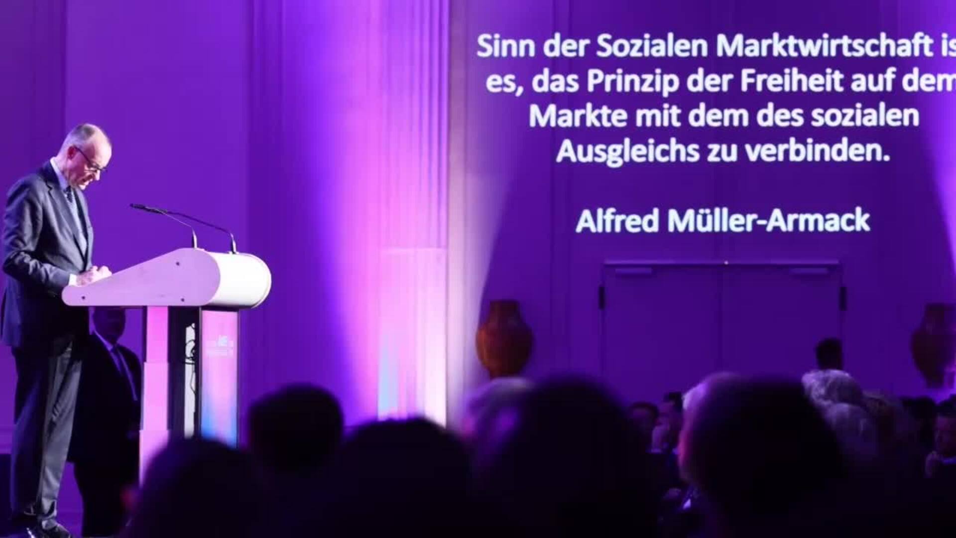 El canciller alemán participa en un acto de la patronal del metal y de la industria electrónica