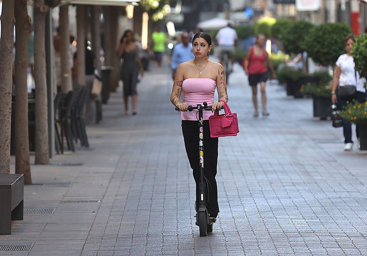 Una joven en patinete por Córdoba