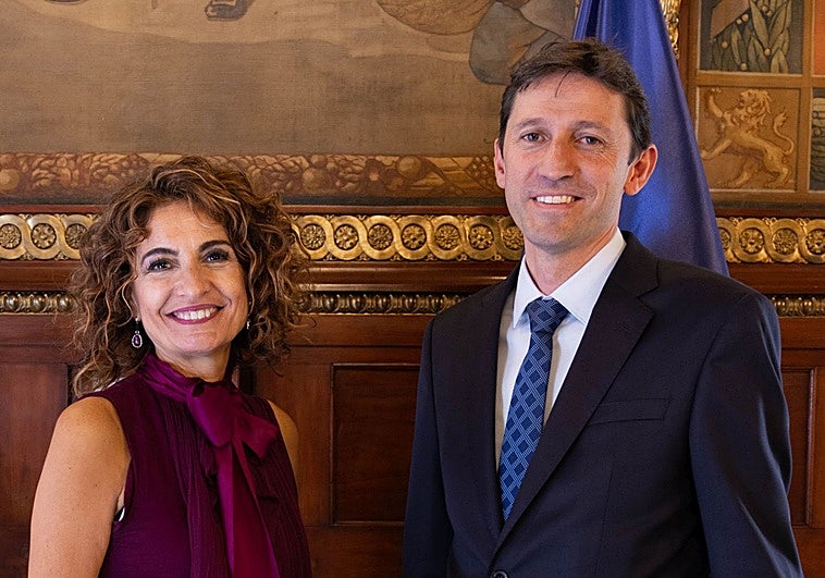 Montero requerirá a Navarra y el País Vasco 250 millones extra para cuadrar las cuentas autonómicas