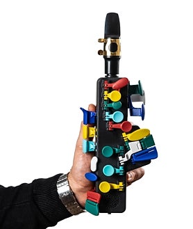 Imagen secundaria 2 - Ramón Mañas (segunda foto) es el CEO y fundador de Odisei Music, que comercializa un saxofón y un clarinete de bolsillo para practicar sin molestar a nadie