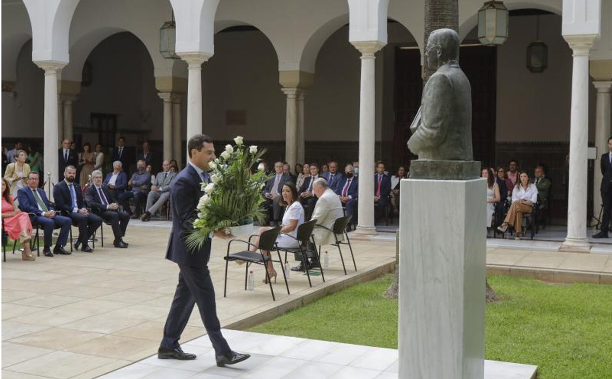 El presidente de la Junta, Juanma Moreno, durante la entrega de las flores en el reconocimiento a Blas Infante en el Parlamento