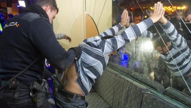 Bandas latinas extorsionan a bares y discotecas para 'colocar' su droga