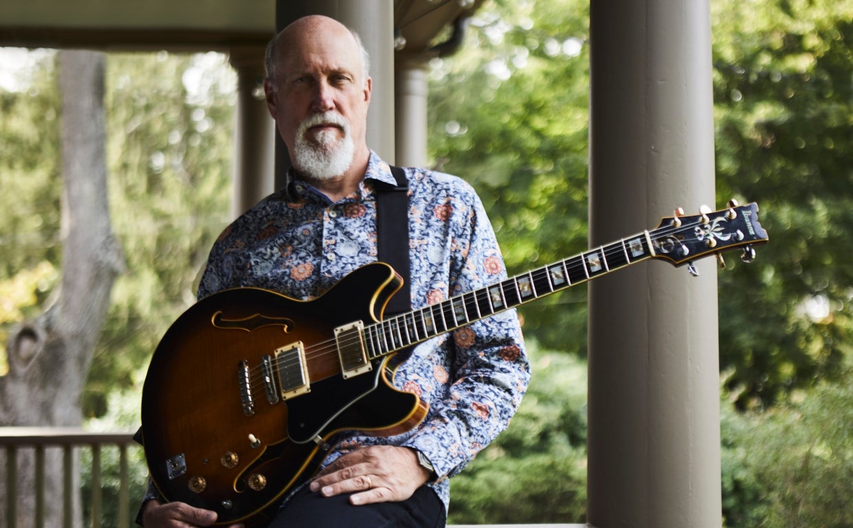 John Scofield, en una imagen promocional