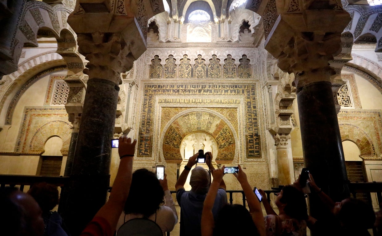 Turistas fotografían el mihrab de la Mezquita-Catedral de Córdoba