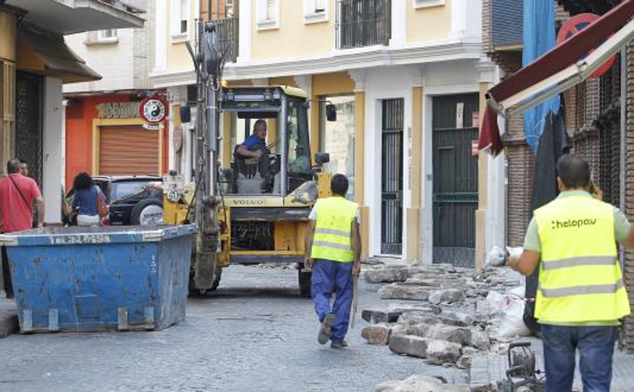 Obras de reparación en una calle de Córdoba