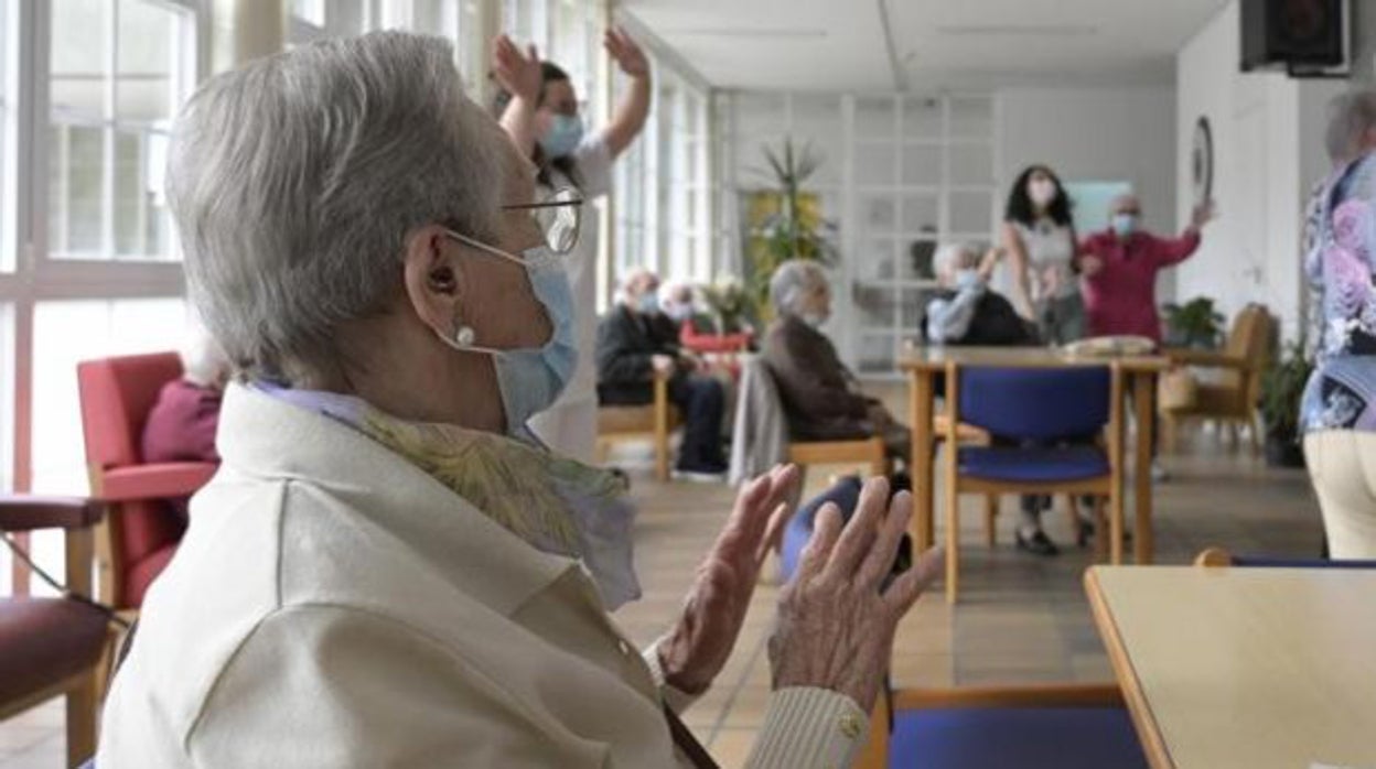 Andalucía registra 899 usuarios y 437 trabajadores de residencias de mayores positivos en Covid