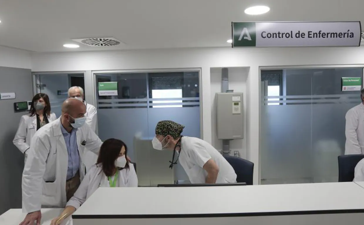Personal sanitario en un control de Enfermería del Hospital Militar de Sevilla